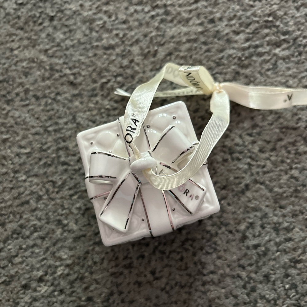 Pandora 🎁ornament NIB 2016 collectible